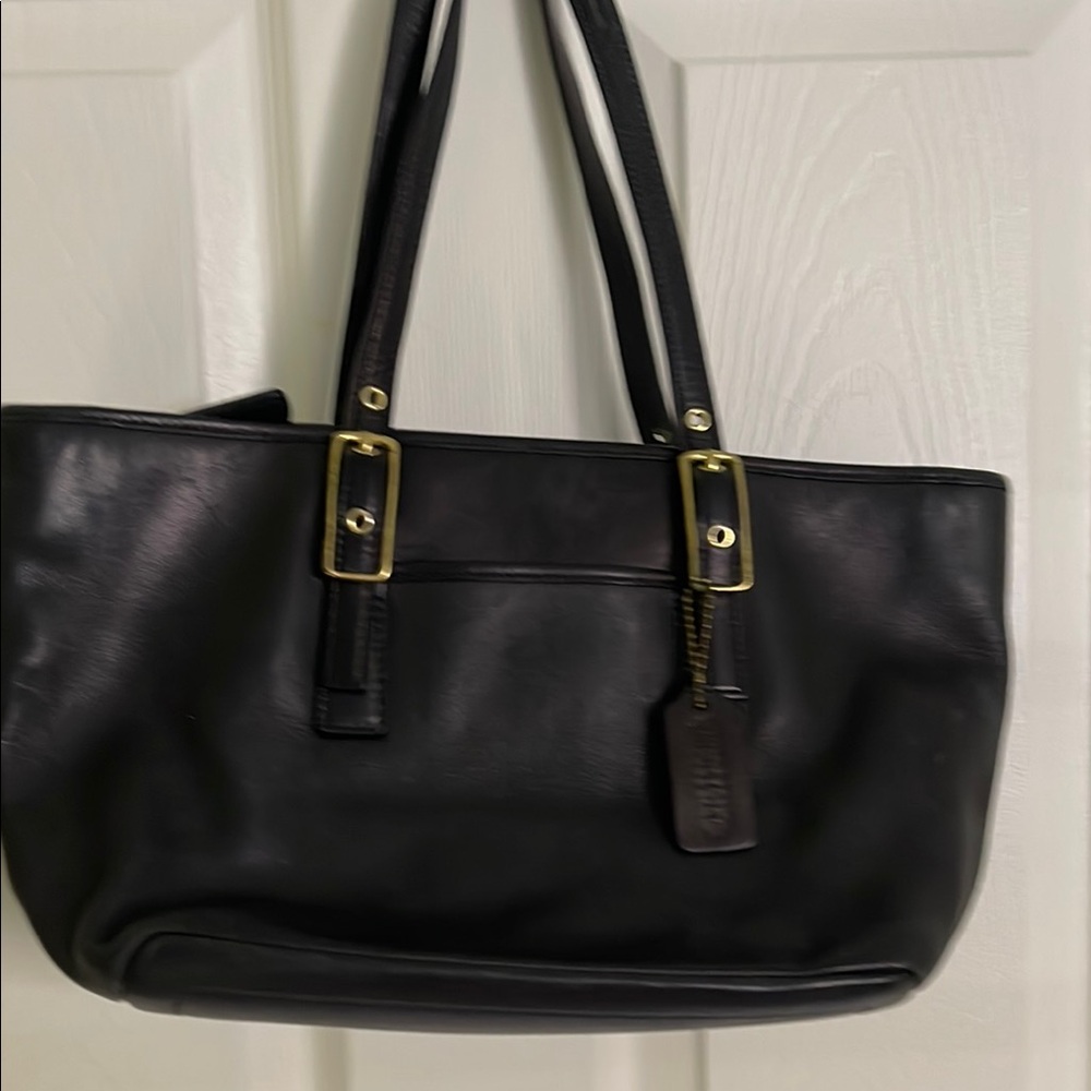 Authentic Black Coach Leather Shoulder Bag – Classic Elegance